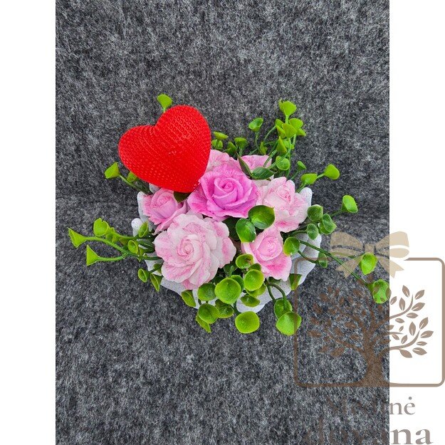 Dekoratyvinė rankų formos vazelė su muilo gėlėmis ir širdele