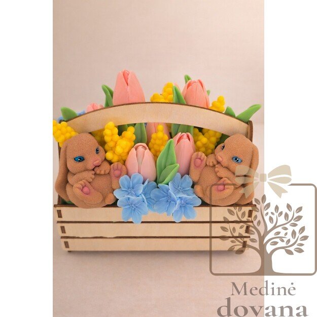 Velykinė muilo gėlių kompozicija su zuikučiais – rankų darbo dovana