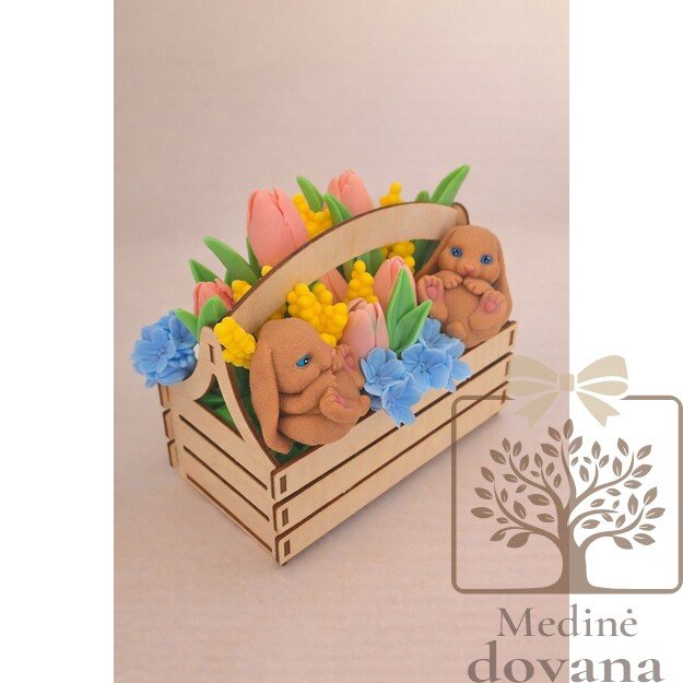 Velykinė muilo gėlių kompozicija su zuikučiais – rankų darbo dovana