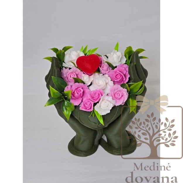 Muilo gėlės rankų vazoje