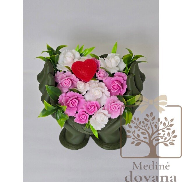 Muilo gėlės rankų vazoje