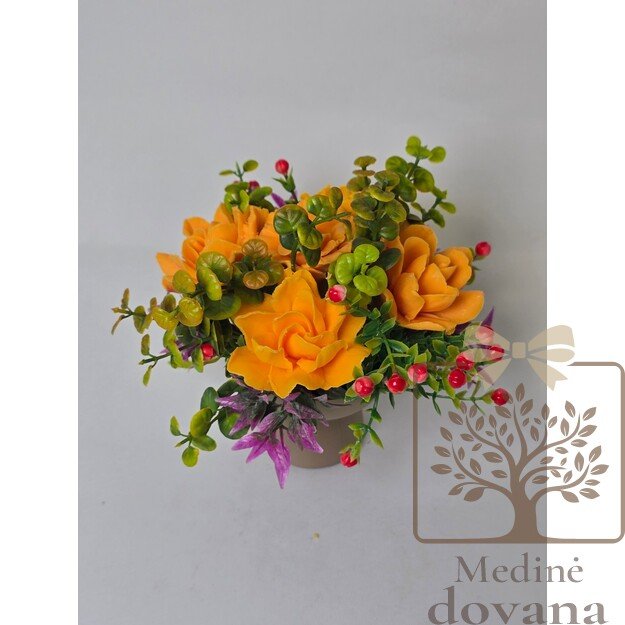 Ryškių spalvų dovana Mamai – muilo gėlių kompozicija su žalumos akcentais