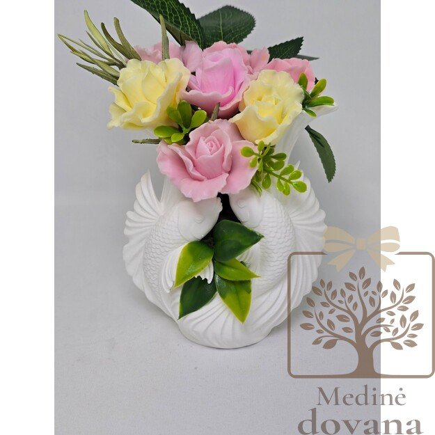 Koi žuvyčių vazonėlis – elegantiška muilo gėlių kompozicija