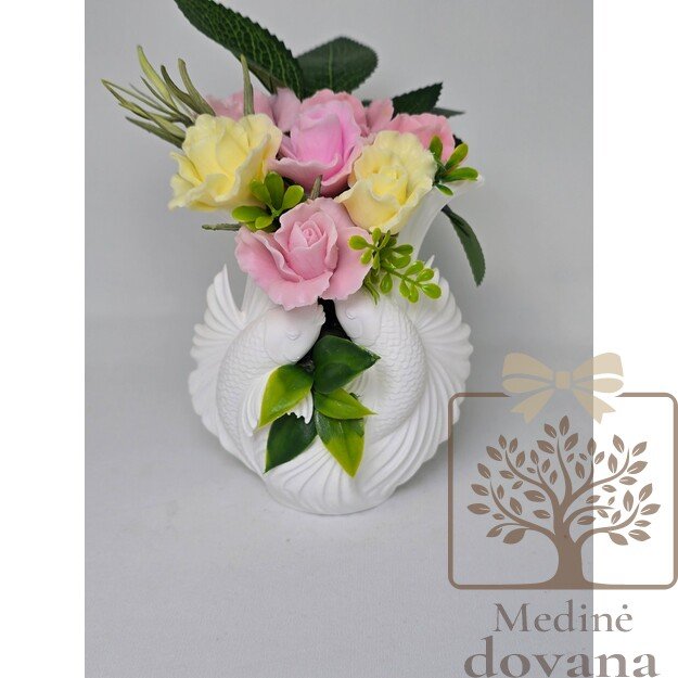 Koi žuvyčių vazonėlis – elegantiška muilo gėlių kompozicija