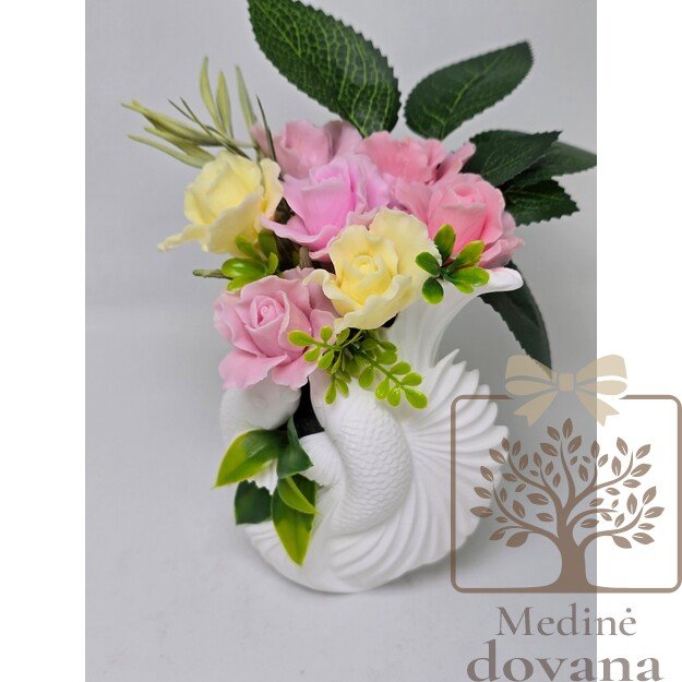 Koi žuvyčių vazonėlis – elegantiška muilo gėlių kompozicija