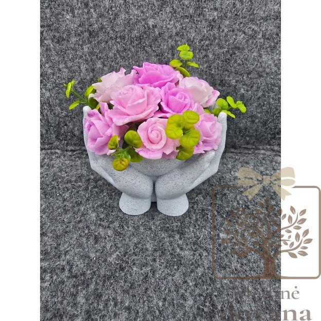 Dekoratyvinė rankų formos vazelė su muilo rožinėmis gėlėmis