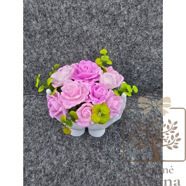 Dekoratyvinė rankų formos vazelė su muilo rožinėmis gėlėmis 1