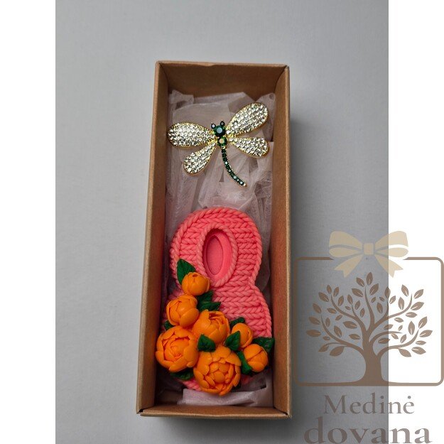 Moters dienos dovanų rinkinys „Rožinė 8“ – muilas su rožėmis ir dekoratyvinė segė