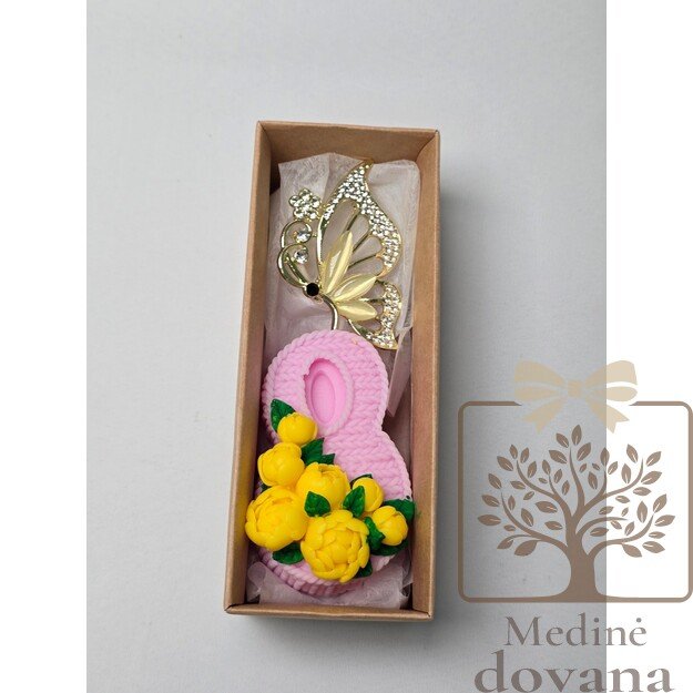 Moters dienos rinkinys „Auksinė Švelnumo 8“ – muilas su rožėmis ir segė