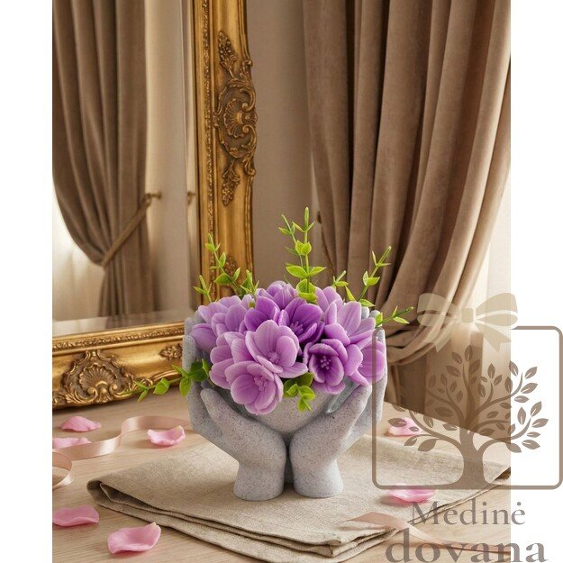 Rankų formos vazelė su violetinėmis muilo gėlėmis