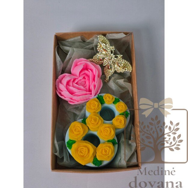 Premium Moters dienos rinkinys „Karališka 8“ – muilas su rožėmis, dekoratyvinė rožė ir segė 1