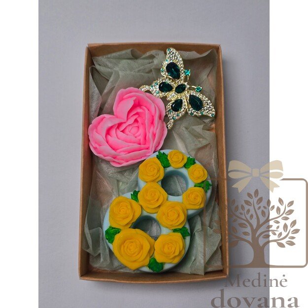 Premium Moters dienos rinkinys „Karališka 8“ – muilas su rožėmis, dekoratyvinė rožė ir segė