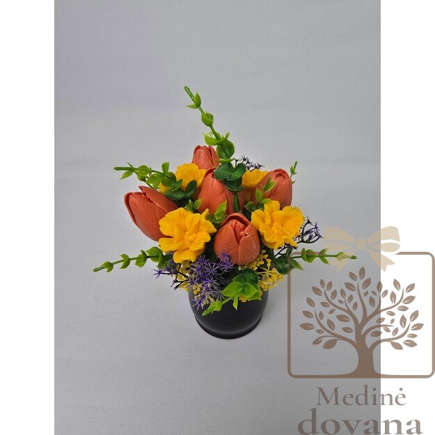 „Saulė Mamai“ – dekoratyvinė dovana mamai su tulpių kompozicija