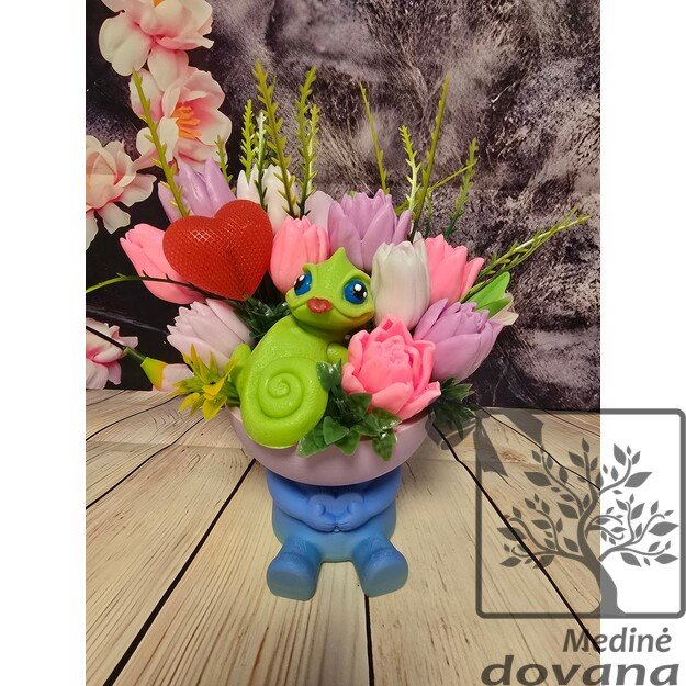 „Žaliasis Draugas gėlių glėbyje“