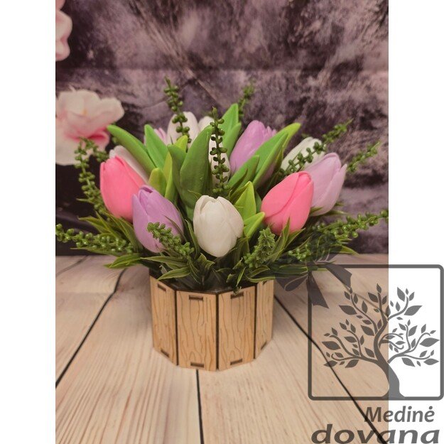 Tulpių žiedai dėžutėje