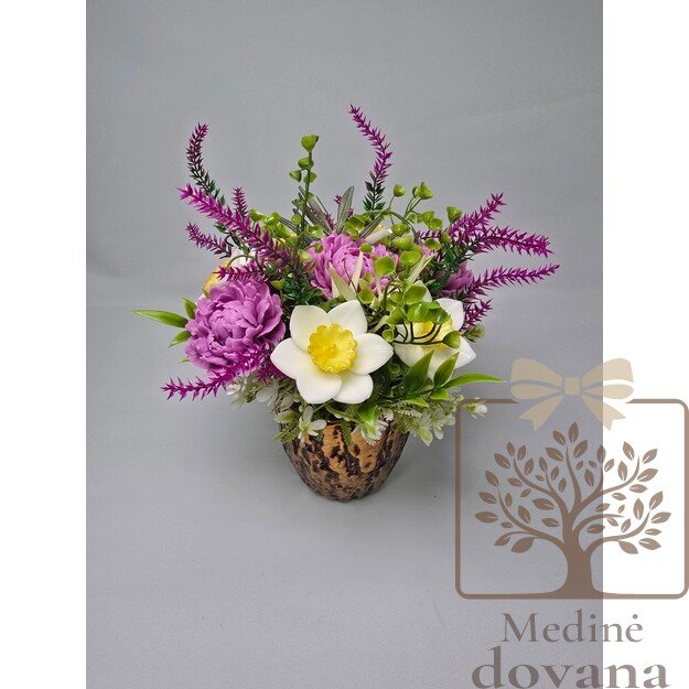 Pavasario žaismas Mamai – išraiškinga muilo gėlių kompozicija su kontrastais