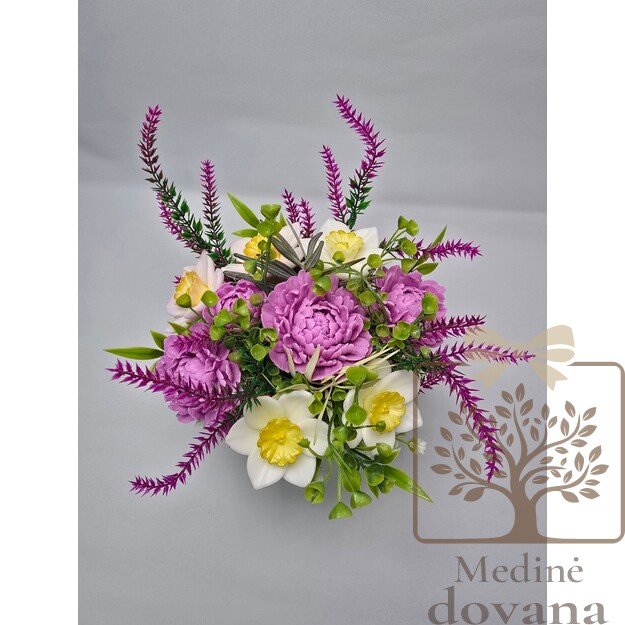 Pavasario žaismas Mamai – išraiškinga muilo gėlių kompozicija su kontrastais