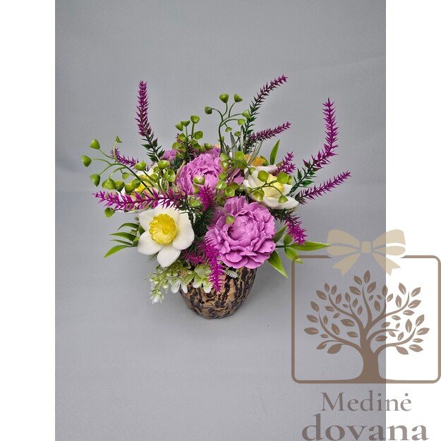 Pavasario žaismas Mamai – išraiškinga muilo gėlių kompozicija su kontrastais