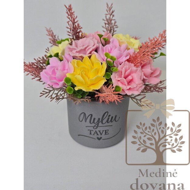 Žaisminga muilo gėlių kompozicija su užrašu „Myliu tave“