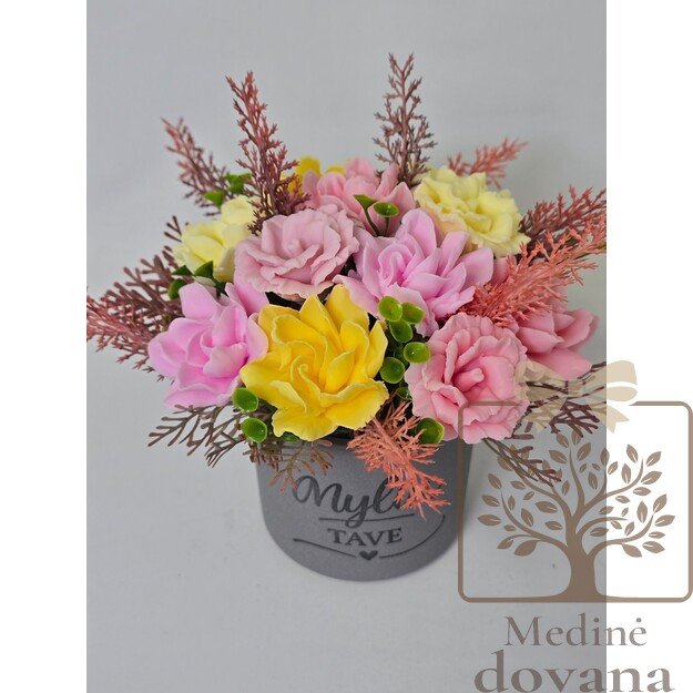 Žaisminga muilo gėlių kompozicija su užrašu „Myliu tave“