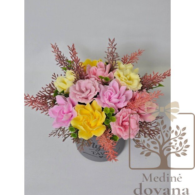 Žaisminga muilo gėlių kompozicija su užrašu „Myliu tave“