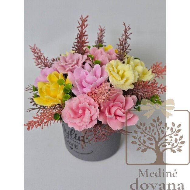 Žaisminga muilo gėlių kompozicija su užrašu „Myliu tave“