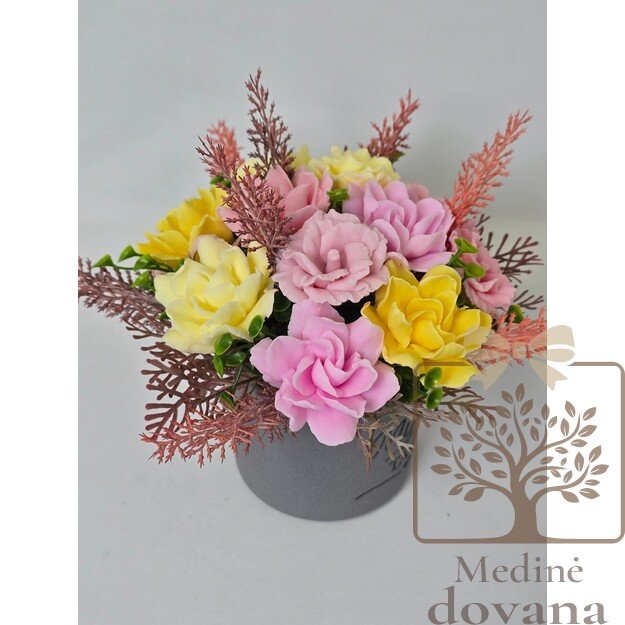 Žaisminga muilo gėlių kompozicija su užrašu „Myliu tave“