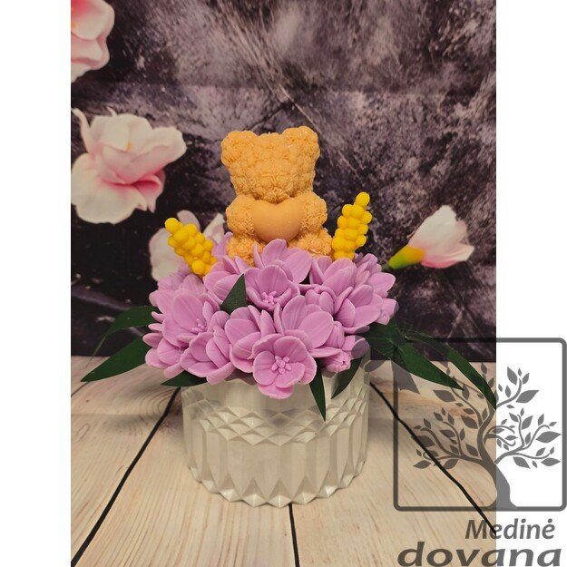 „Meškiuko apkabinimas gėlių žiede“