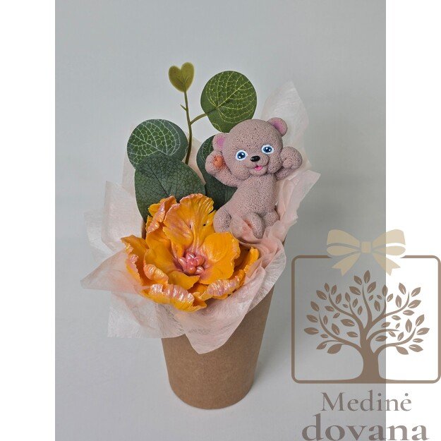 Meškiukas prie gėlės