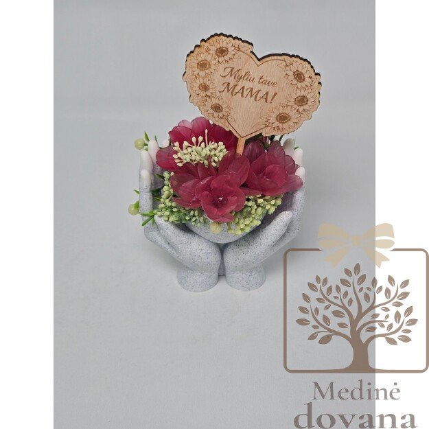 Rankose laikoma meilė Mamai – išskirtinė muilo gėlių dovana su užrašu