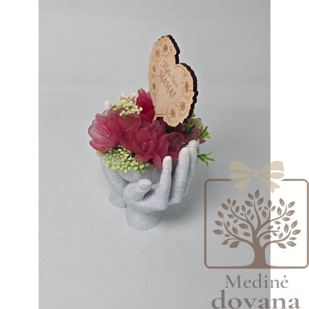 Rankose laikoma meilė Mamai – išskirtinė muilo gėlių dovana su užrašu