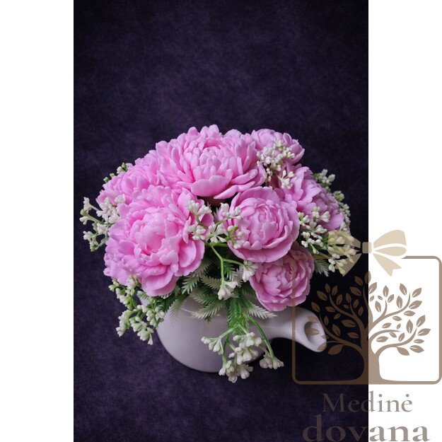 Rožinių bijūnų kompozicija 