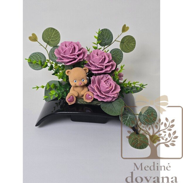 Meškutis tarp rožių