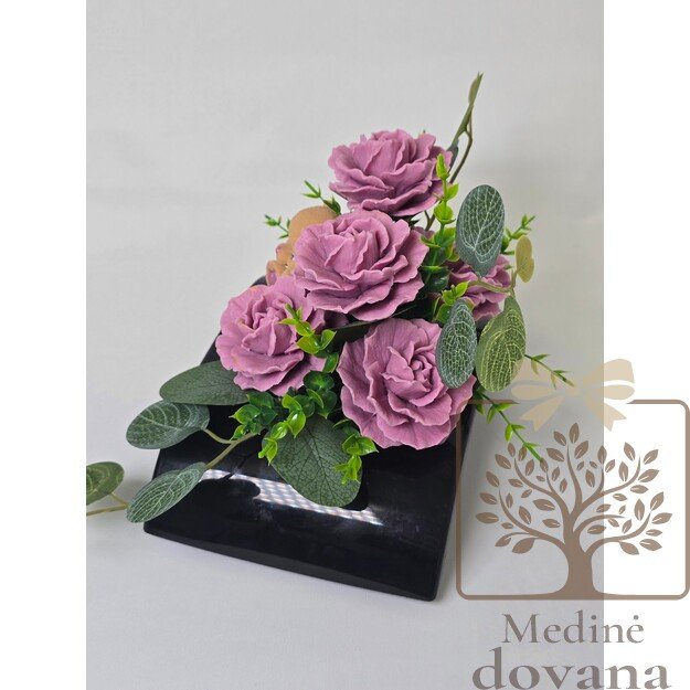 Meškutis tarp rožių