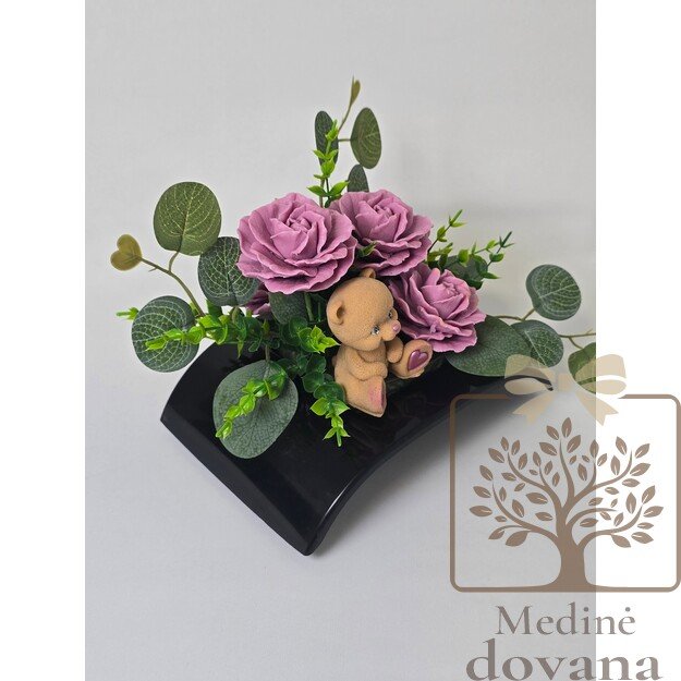 Meškutis tarp rožių