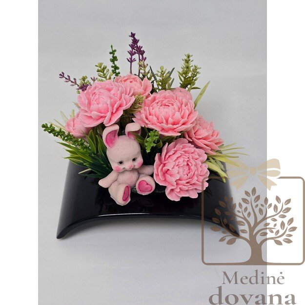 Švelni muilo gėlių kompozicija su zuikučiu – dovana Mamai Motinos dienai