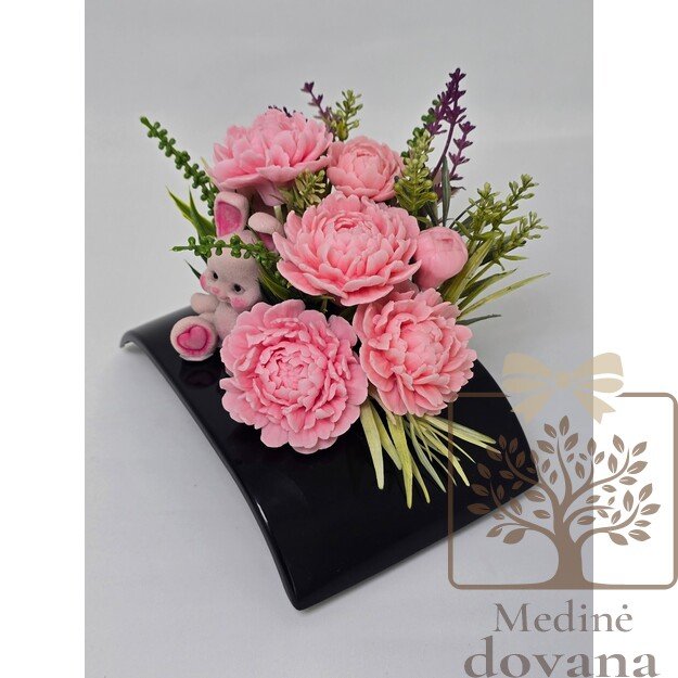 Švelni muilo gėlių kompozicija su zuikučiu – dovana Mamai Motinos dienai