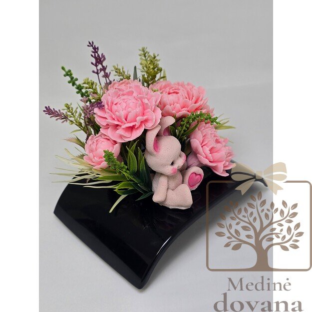 Švelni muilo gėlių kompozicija su zuikučiu – dovana Mamai Motinos dienai