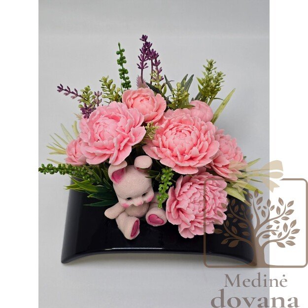 Švelni muilo gėlių kompozicija su zuikučiu – dovana Mamai Motinos dienai