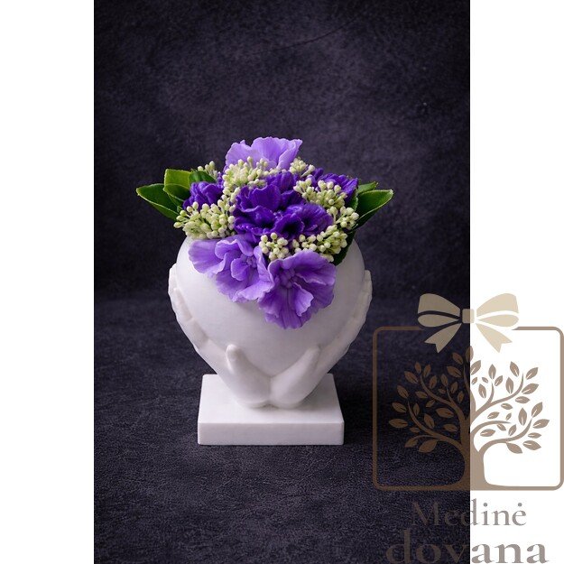 Violetinių gėlių kompozicija rankose 1