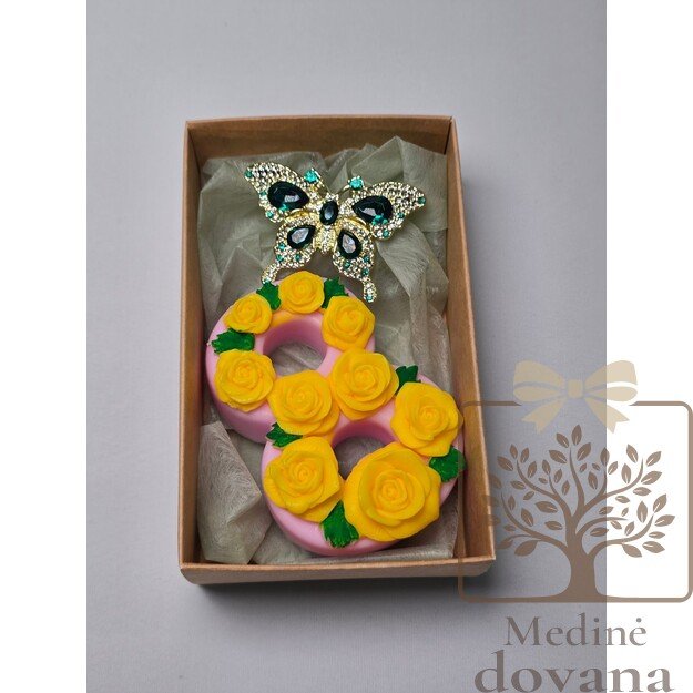 Prabangus Moters dienos rinkinys „Auksinė 8“ – muilas su rožėmis ir dekoratyvinė segė