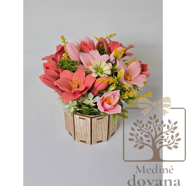 Gėlių kompozicija mediniame vazonėlyje