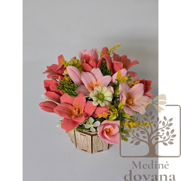 Gėlių kompozicija mediniame vazonėlyje